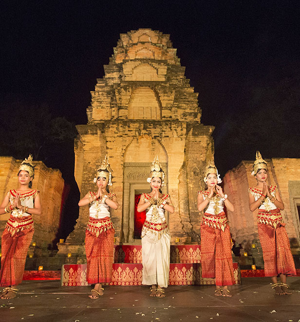Angkor Temple dinner and Apsara show dancers, Cambodia